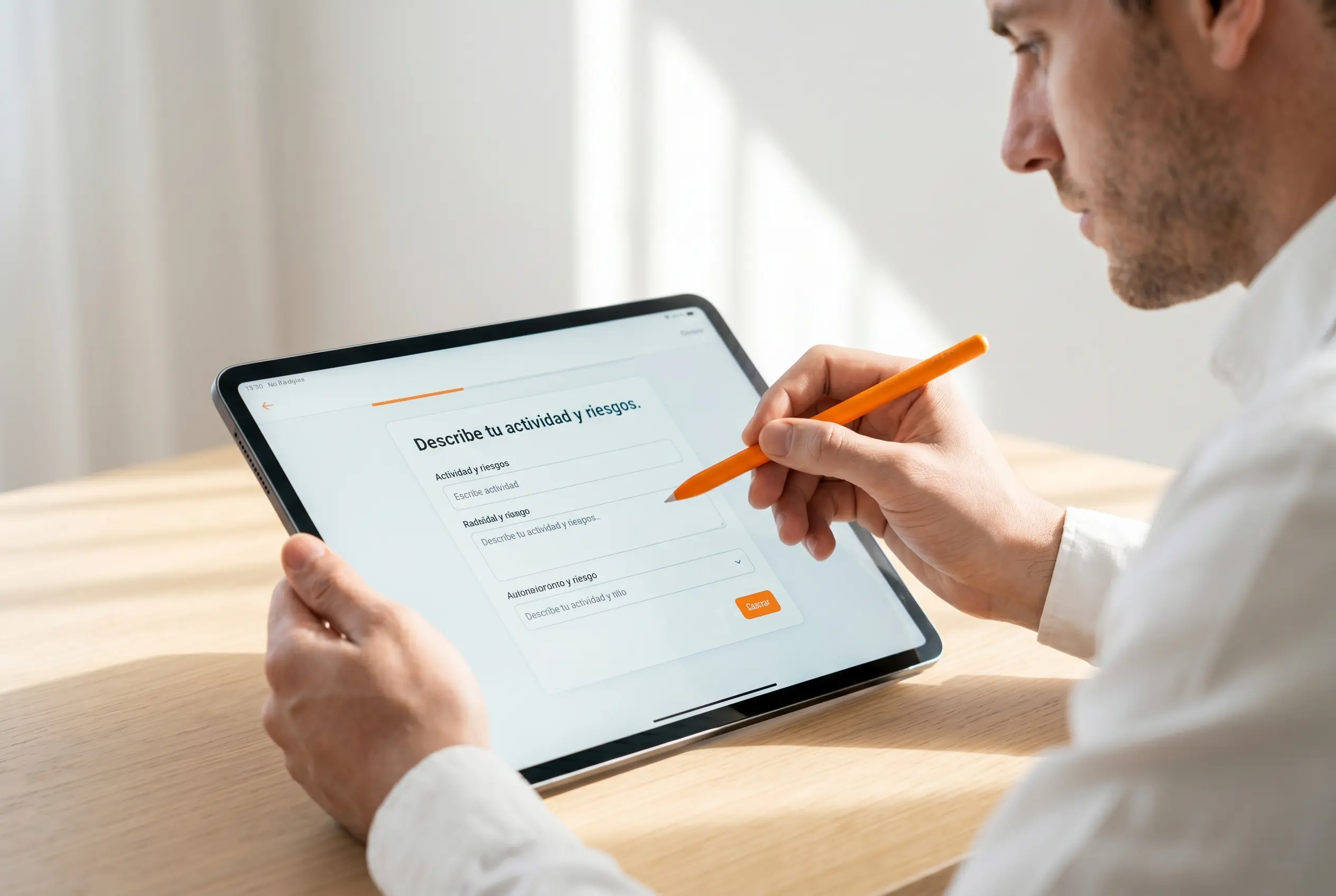 Profesional trabajando en portátil